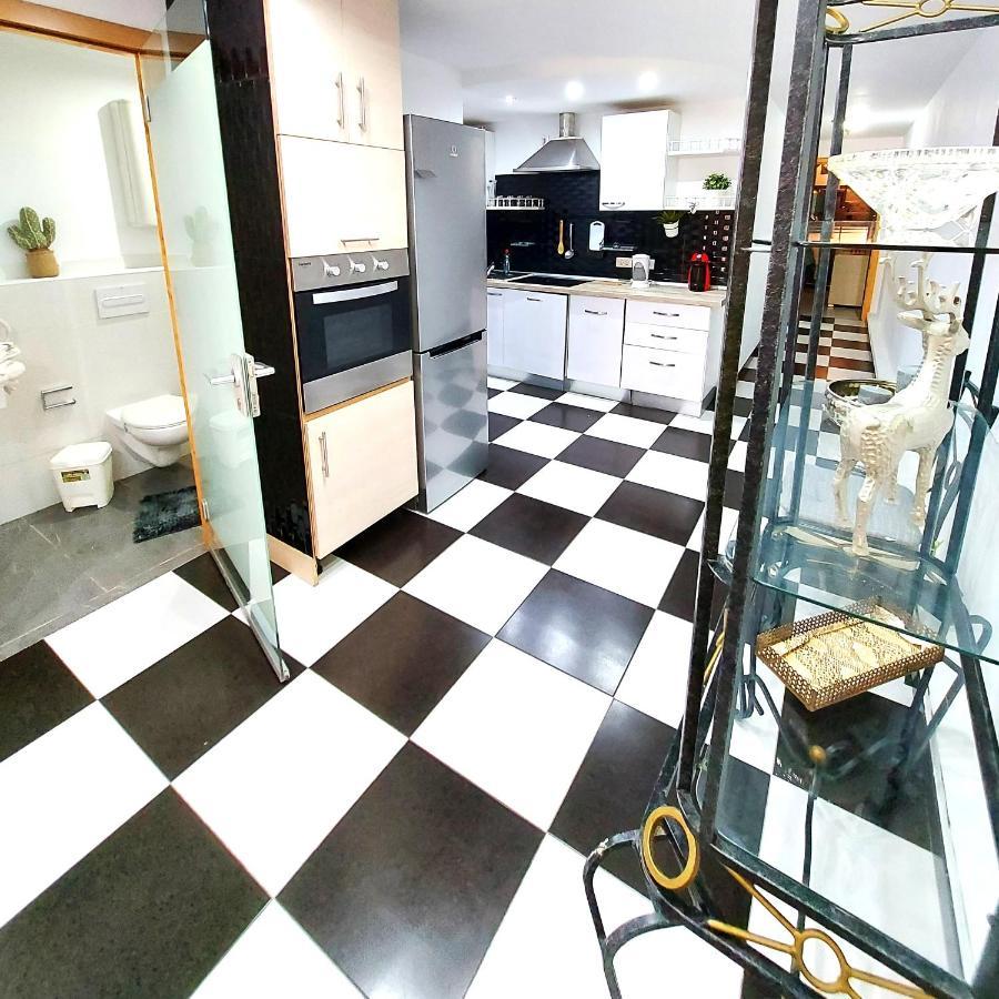 אדחה Elegant 3 Bedrooms, Wifi Free מראה חיצוני תמונה