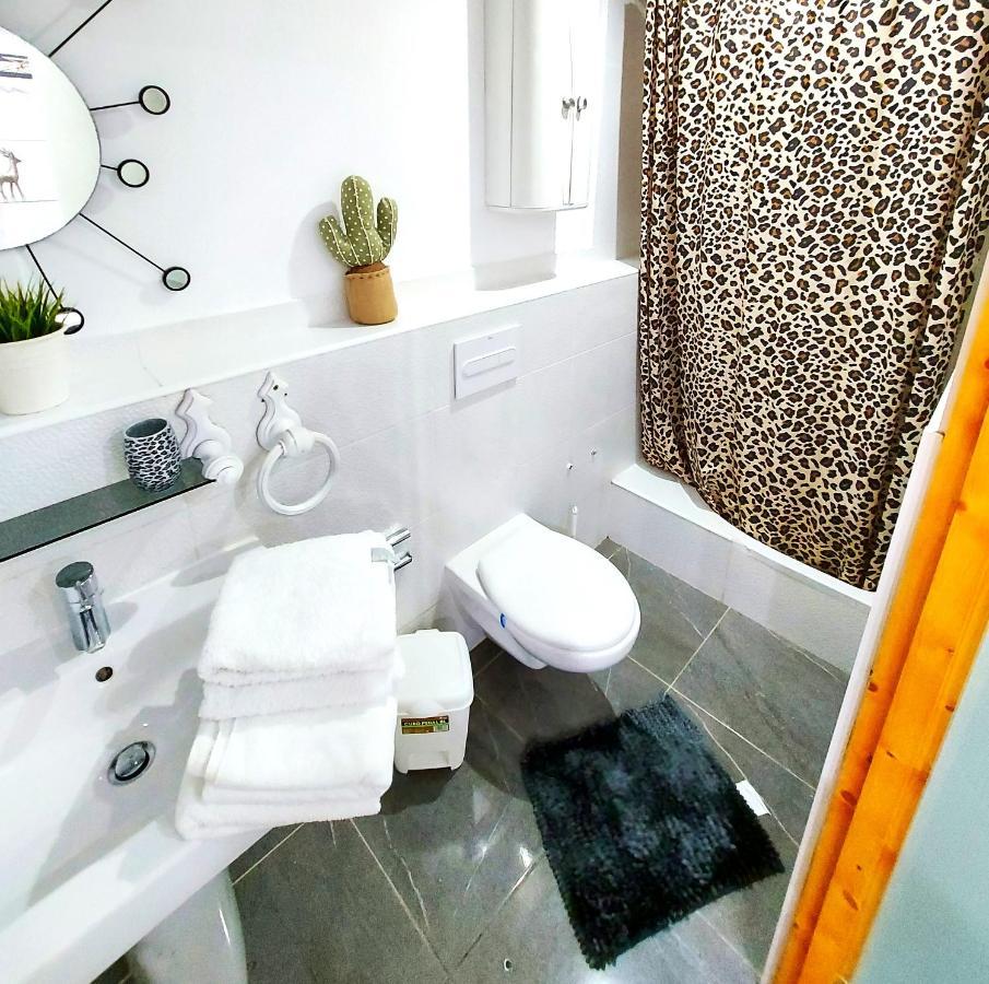אדחה Elegant 3 Bedrooms, Wifi Free מראה חיצוני תמונה